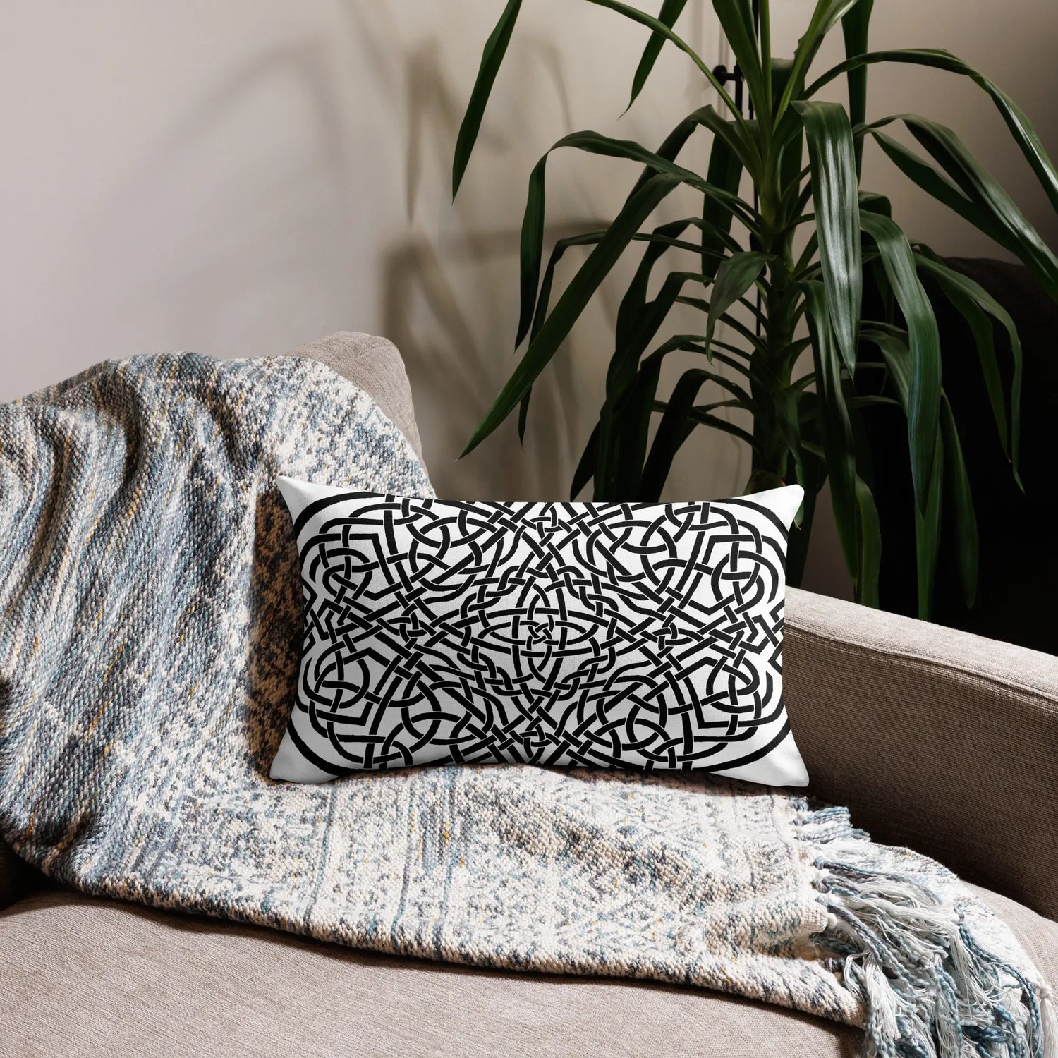 The back side of a 20 inch by 12 inch Xigfireon pillowcase featuring the inverted Black & White Súmáilte iteration of the Reach Of The Spirit`Celtic knot design. The Reach Of The Spirit Celtic knot symbolizes Mother Earth.