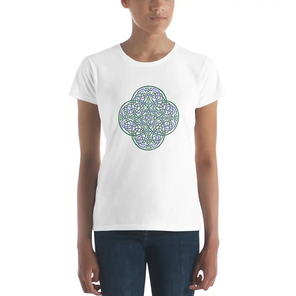 A young woman wearing a white Xigfireon women&